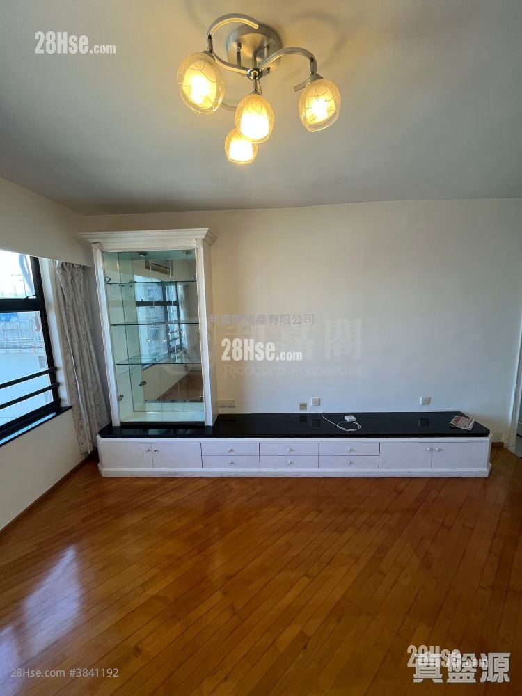 Parkway Court Sell 3 Bedrooms , 2 Bathrooms 1,051 ft²