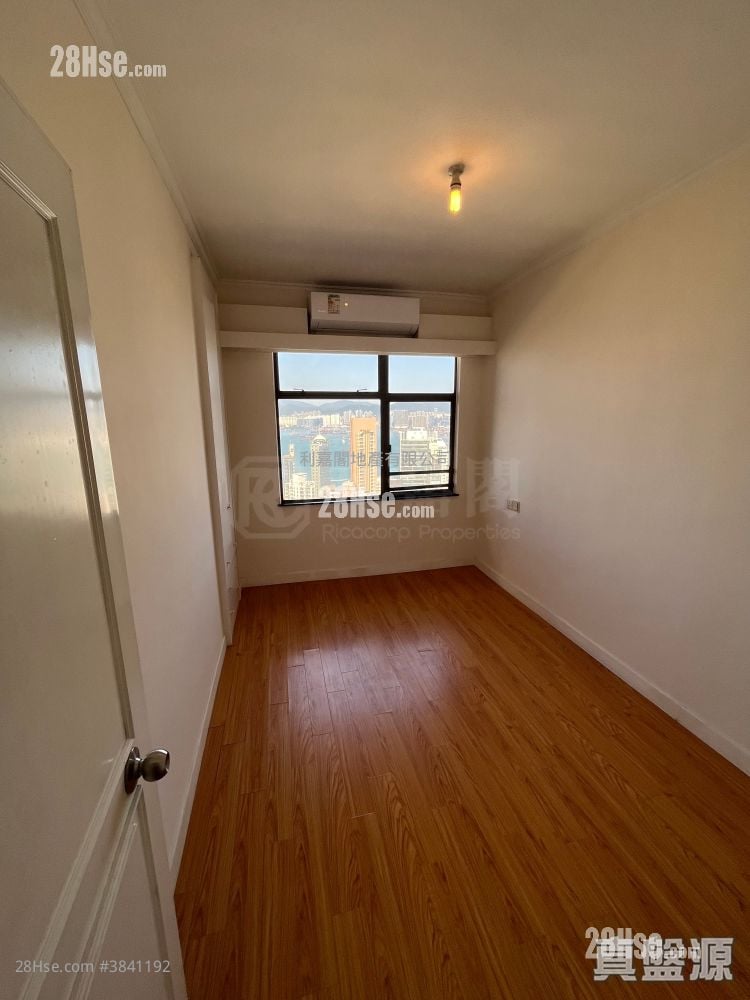 Parkway Court Sell 3 Bedrooms , 2 Bathrooms 1,051 ft²