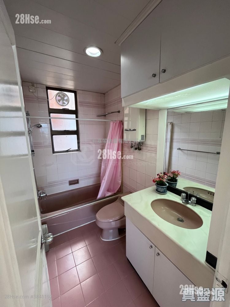 Parkway Court Sell 3 Bedrooms , 2 Bathrooms 1,051 ft²