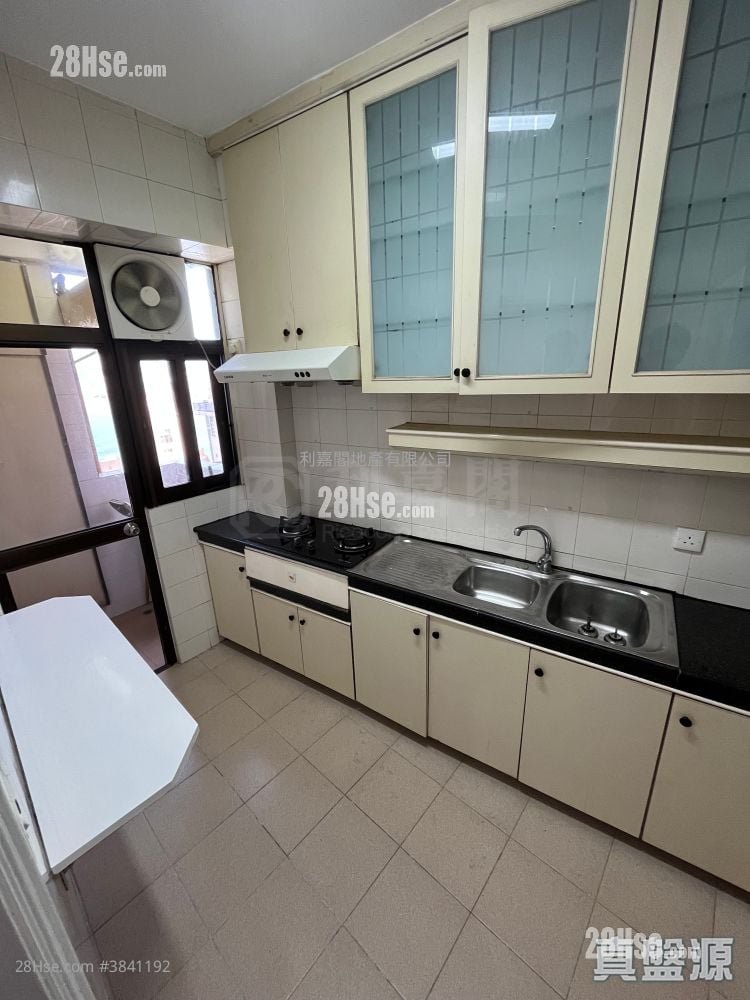 Parkway Court Sell 3 Bedrooms , 2 Bathrooms 1,051 ft²