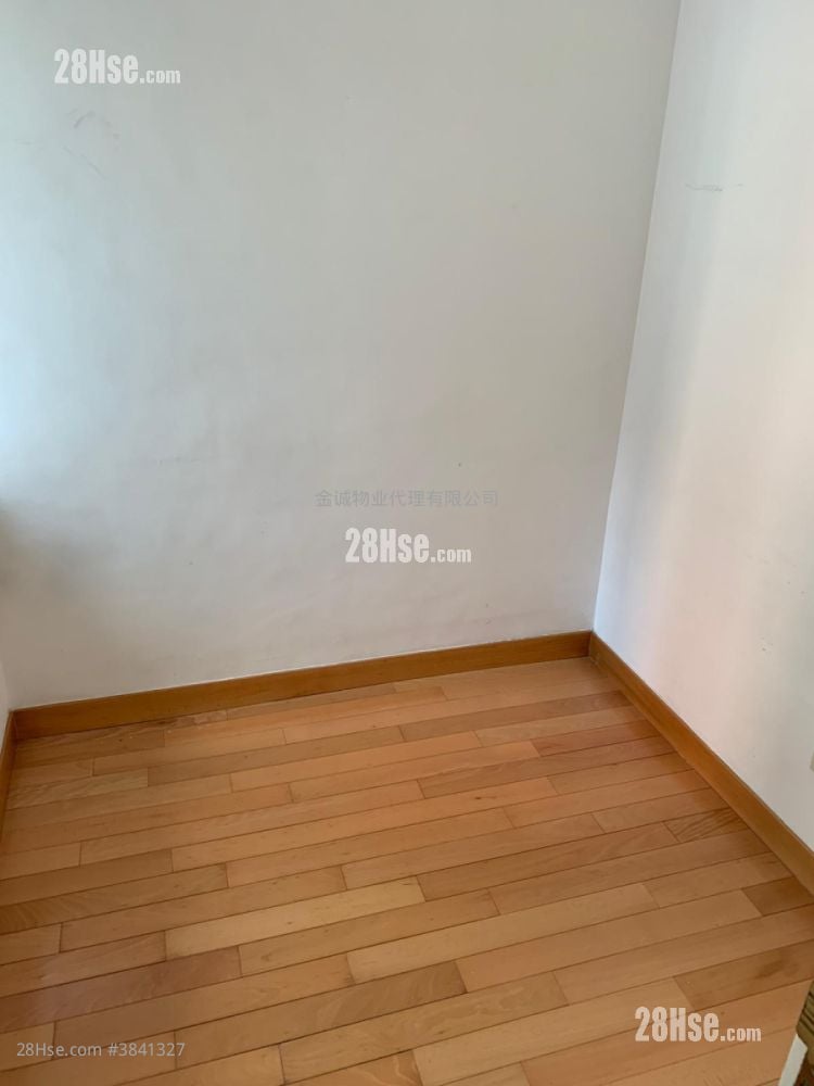 Queen's Terrace Rental 2 Bedrooms , 1 Bathroom 393 ft²