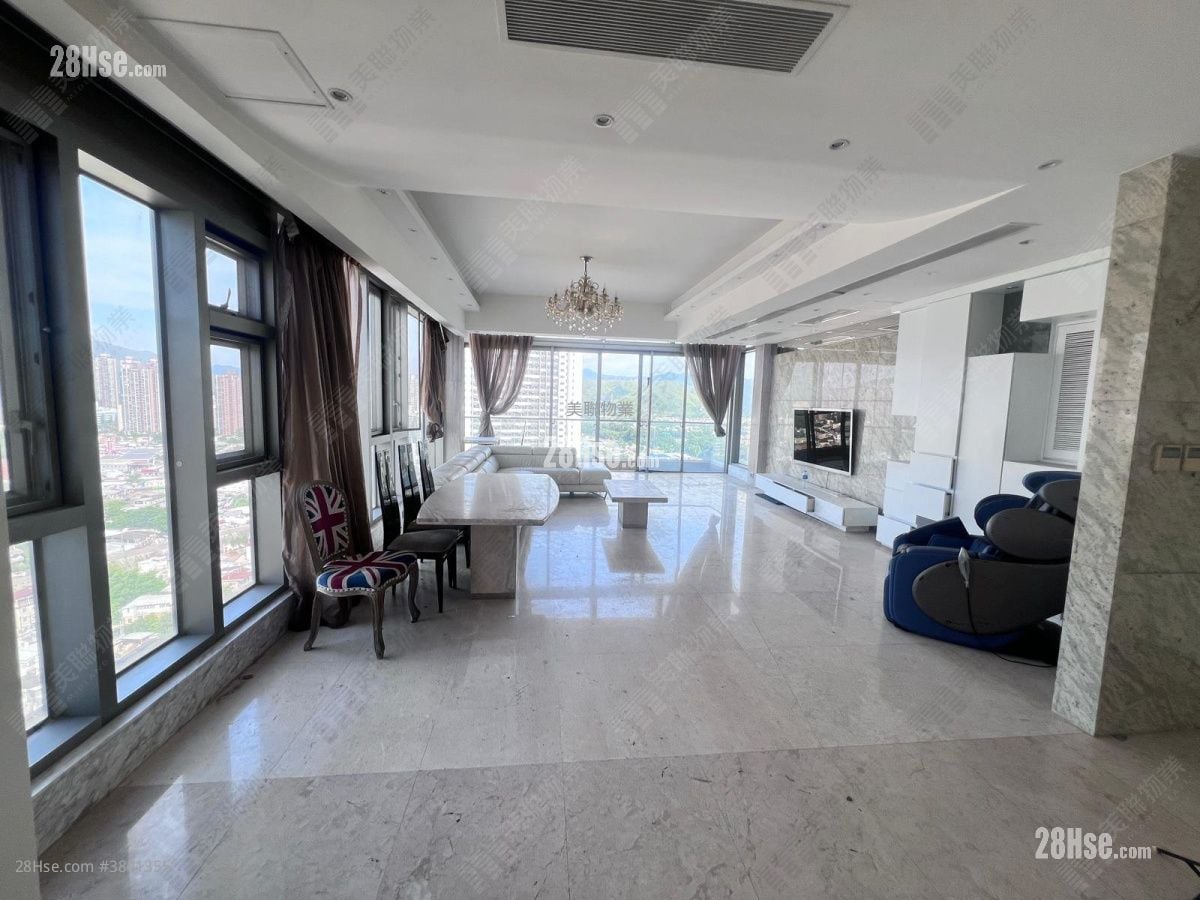 living room: La Grove Sell 5+ Bedrooms , 3 Bathrooms 2,055 ft²