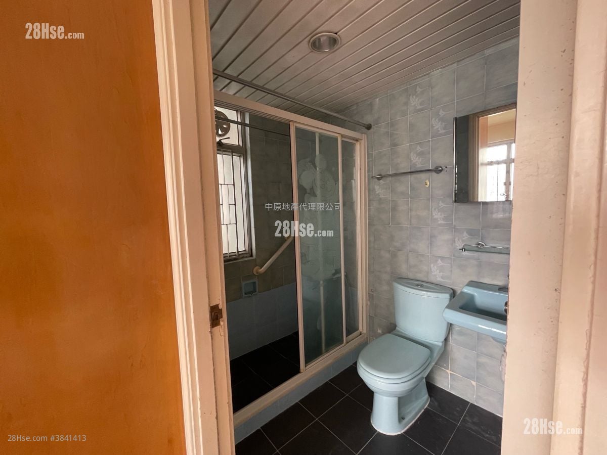 bathroom: Greenview Court Sell 3 Bedrooms , 2 Bathrooms 703 ft²