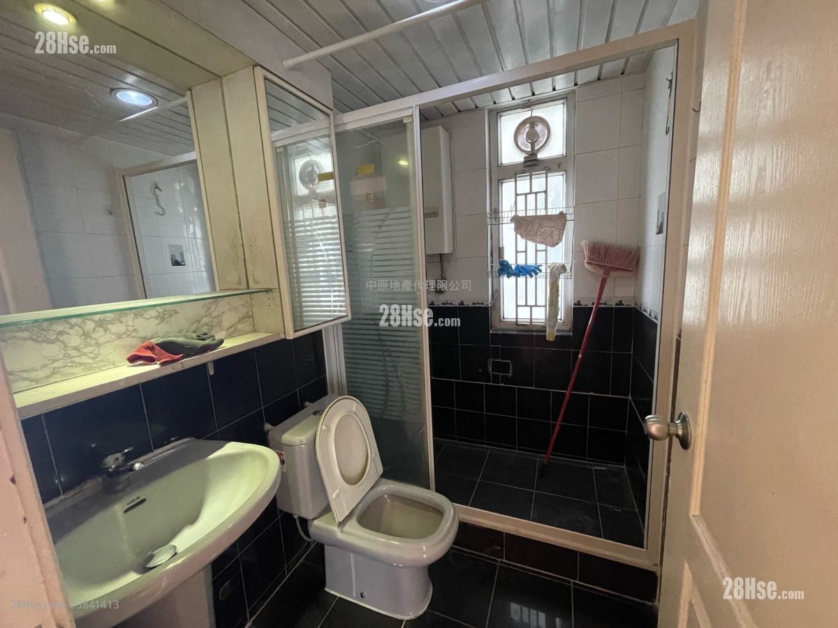 bathroom: Greenview Court Sell 3 Bedrooms , 2 Bathrooms 703 ft²