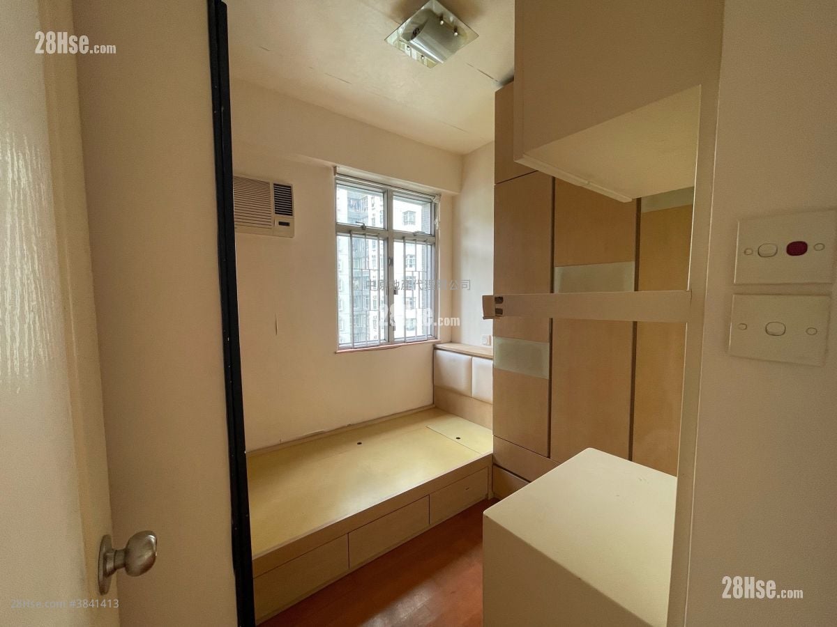 bedroom 2: Greenview Court Sell 3 Bedrooms , 2 Bathrooms 703 ft²