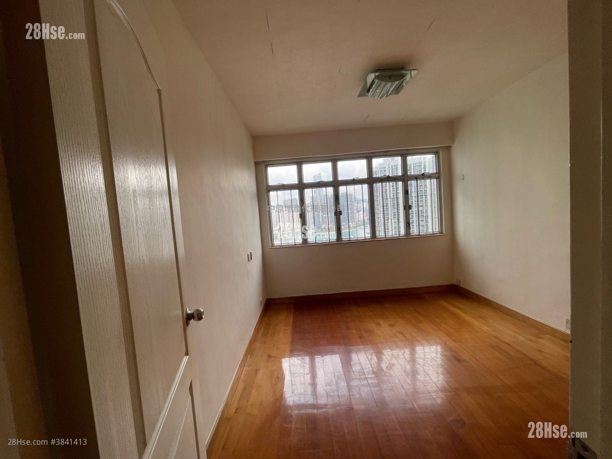 master room: Greenview Court Sell 3 Bedrooms , 2 Bathrooms 703 ft²