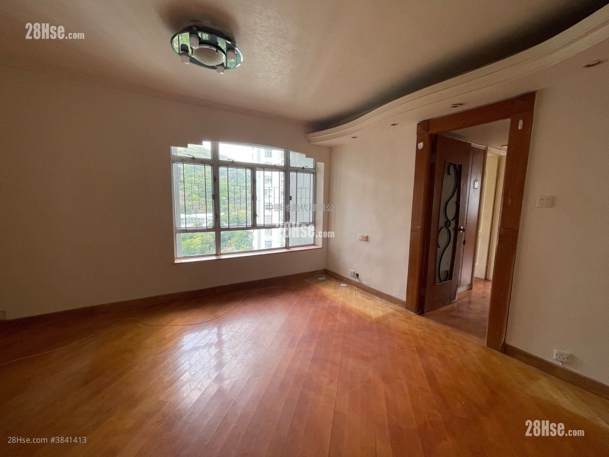 living room: Greenview Court Sell 3 Bedrooms , 2 Bathrooms 703 ft²