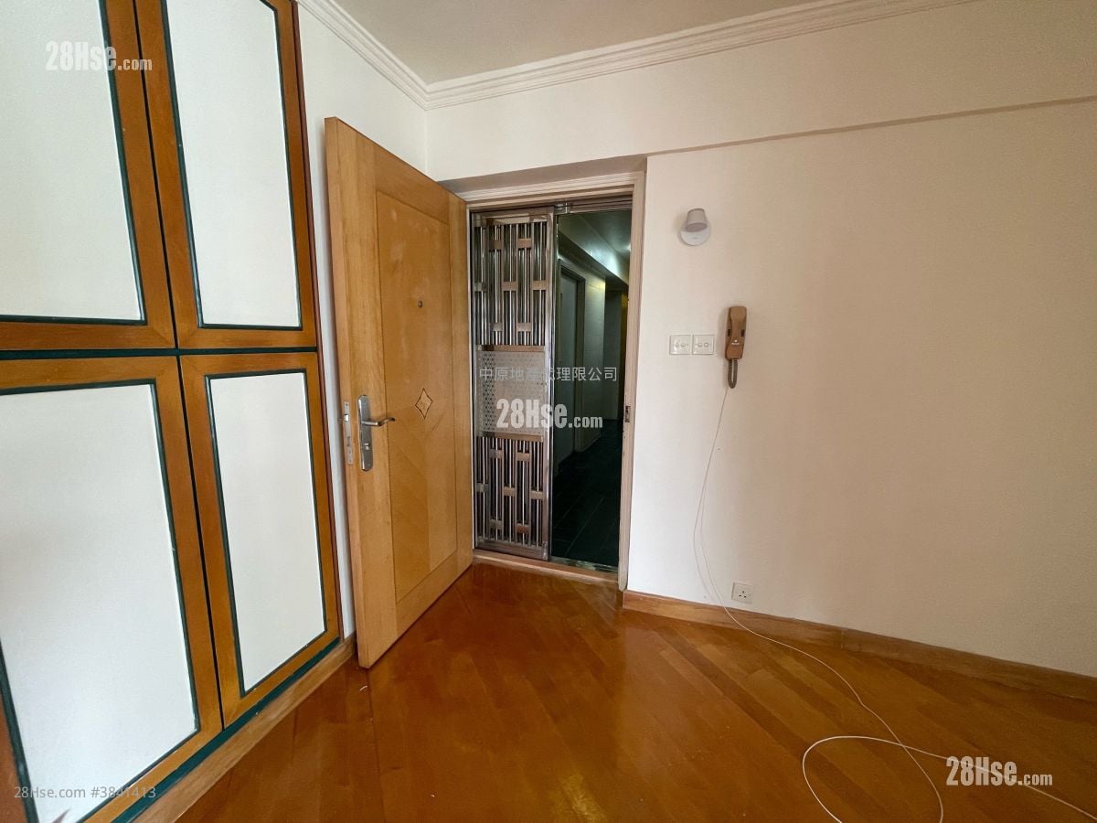 living room: Greenview Court Sell 3 Bedrooms , 2 Bathrooms 703 ft²