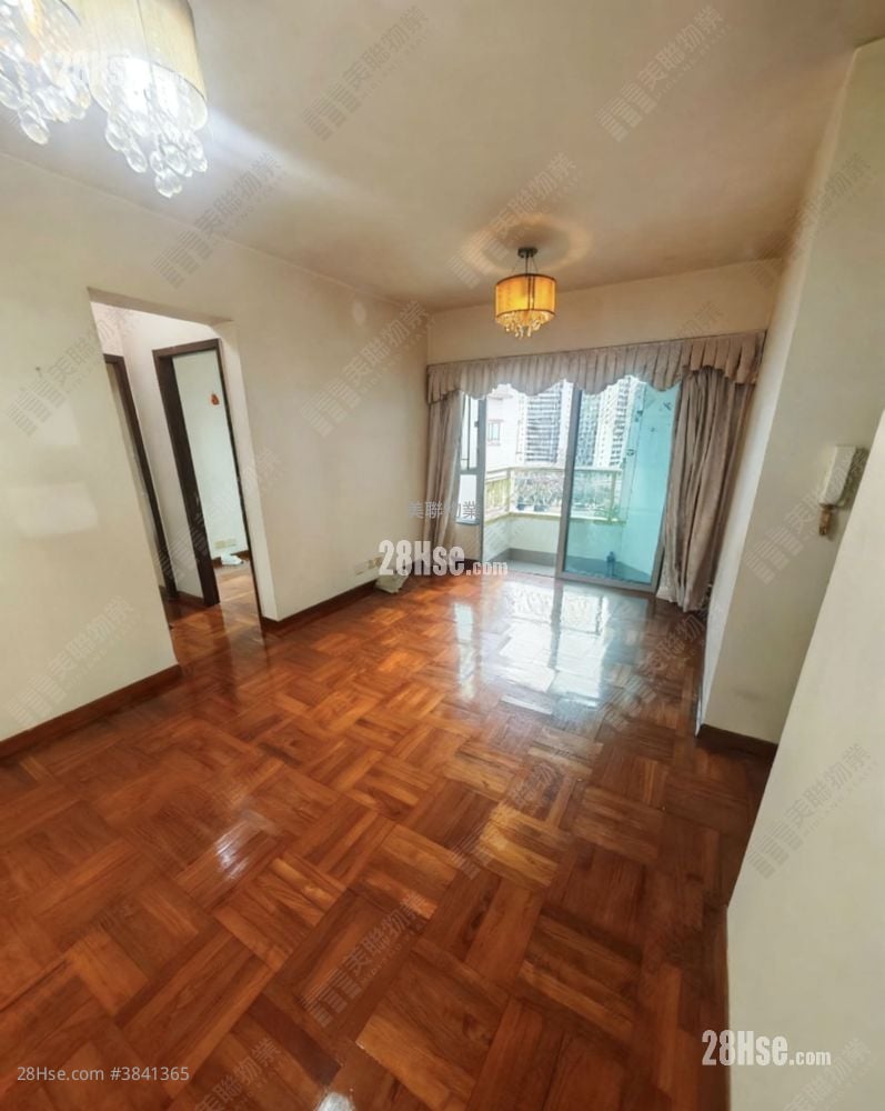 living room: Sereno Verde Sell 2 Bedrooms , 1 Bathroom 499 ft²