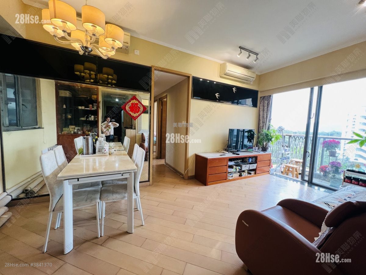 living room: Emerald Green Sell 3 Bedrooms , 2 Bathrooms 822 ft²