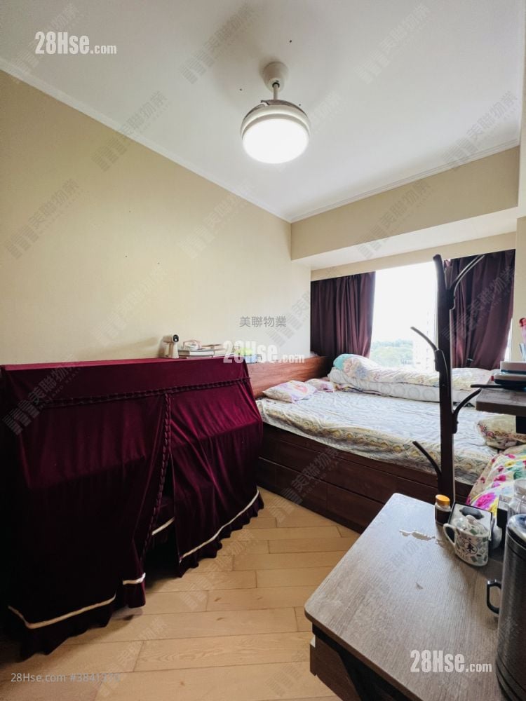 bedroom 1: Emerald Green Sell 3 Bedrooms , 2 Bathrooms 822 ft²