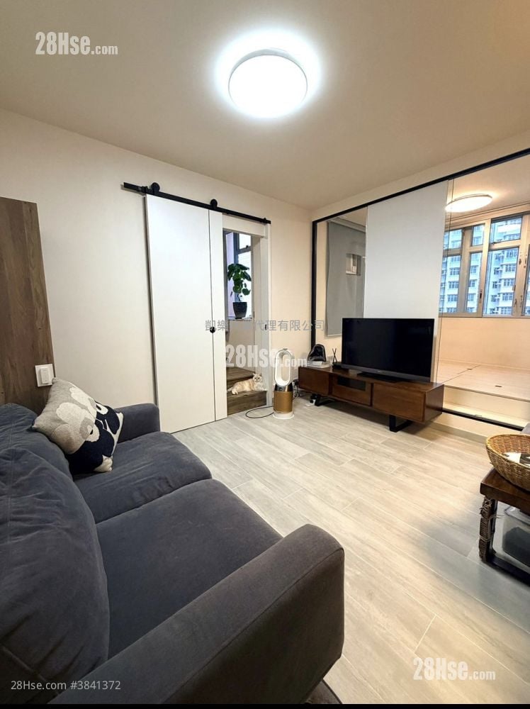 Hoi Lok Court Sell 3 Bedrooms 481 ft²
