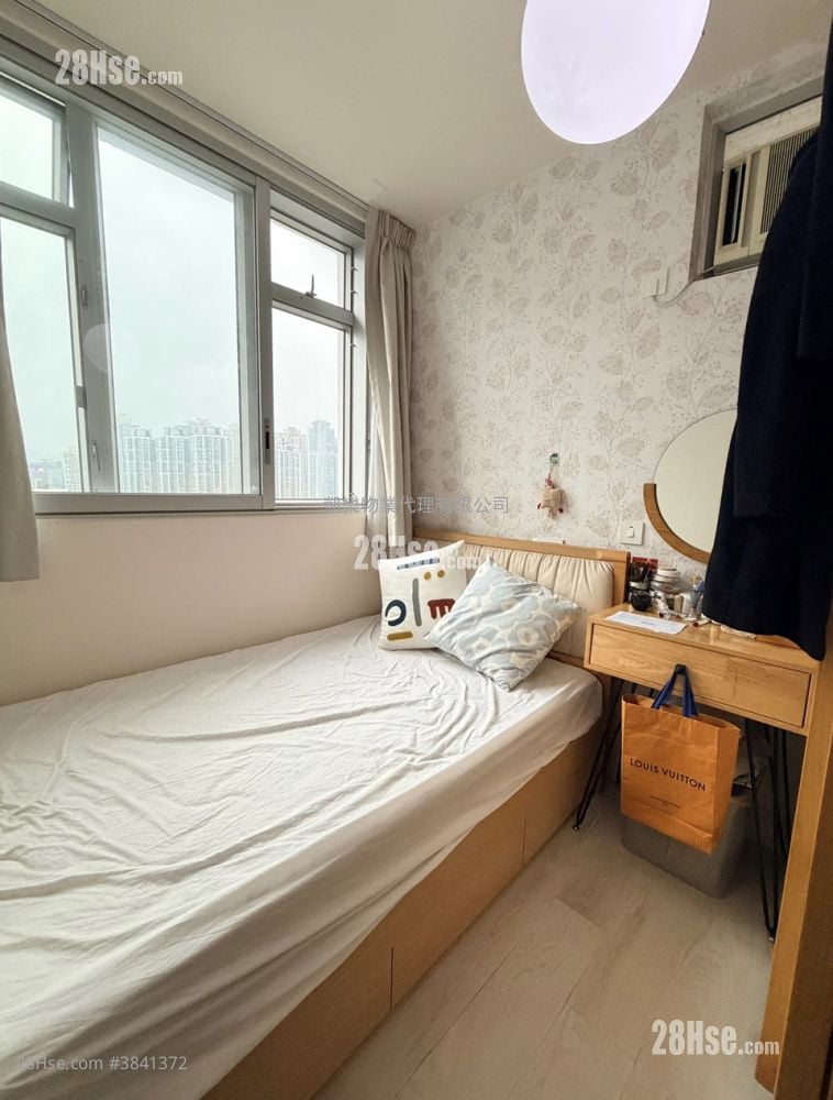 Hoi Lok Court Sell 3 Bedrooms 481 ft²