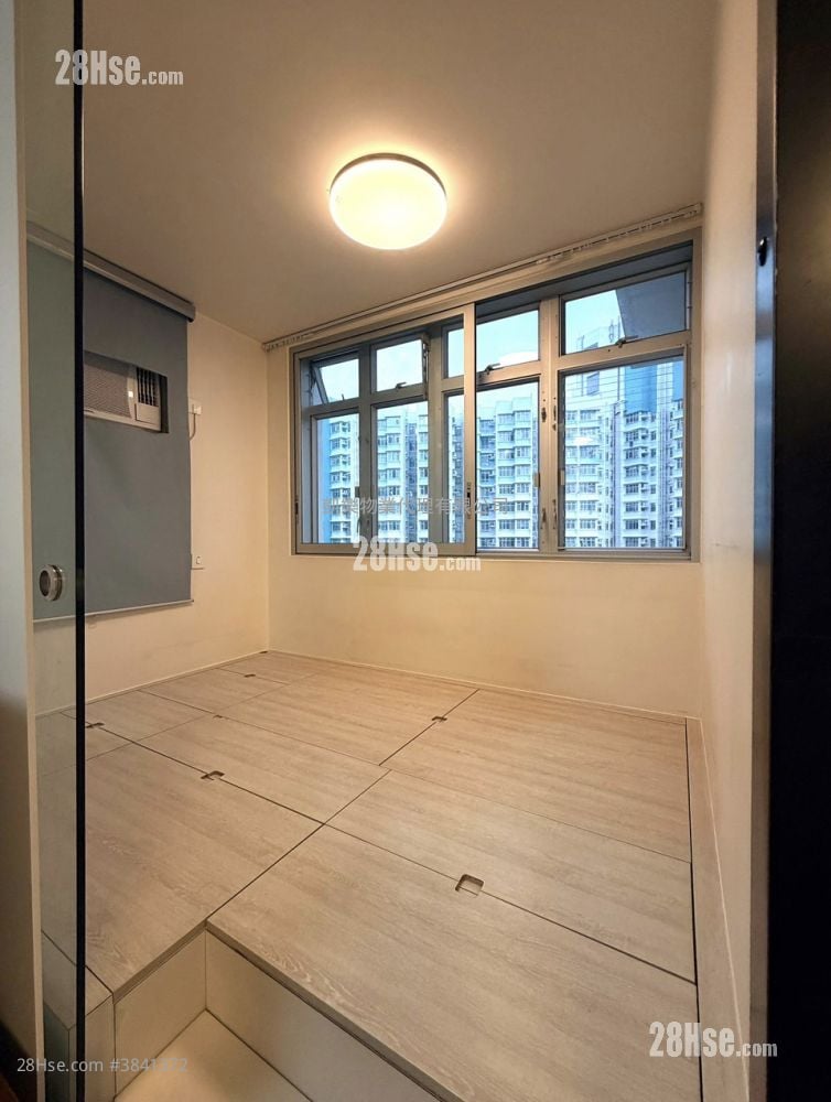 Hoi Lok Court Sell 3 Bedrooms 481 ft²