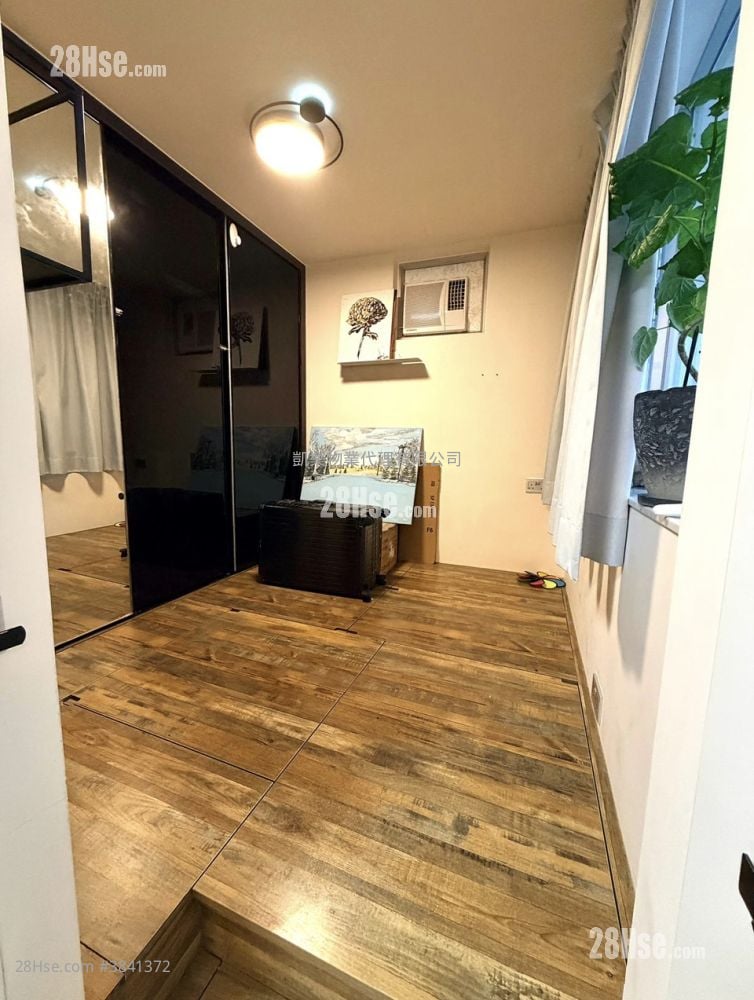 Hoi Lok Court Sell 3 Bedrooms 481 ft²