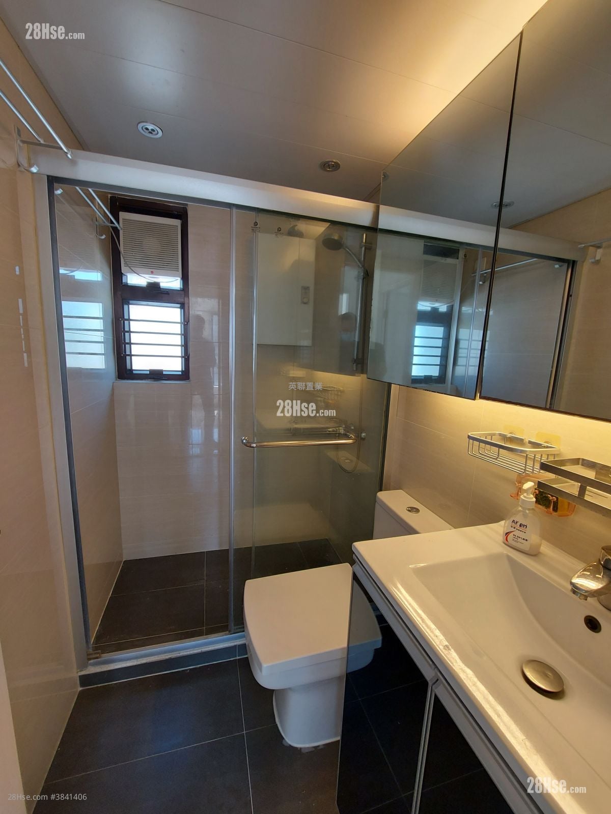Wai Wah Court Sell 3 Bedrooms , 1 Bathroom 453 ft²