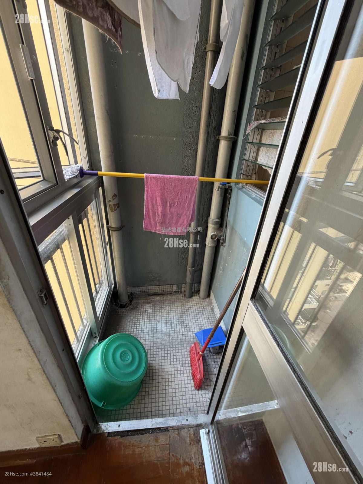 Mei Foo Sun Chuen Sell 572 ft²