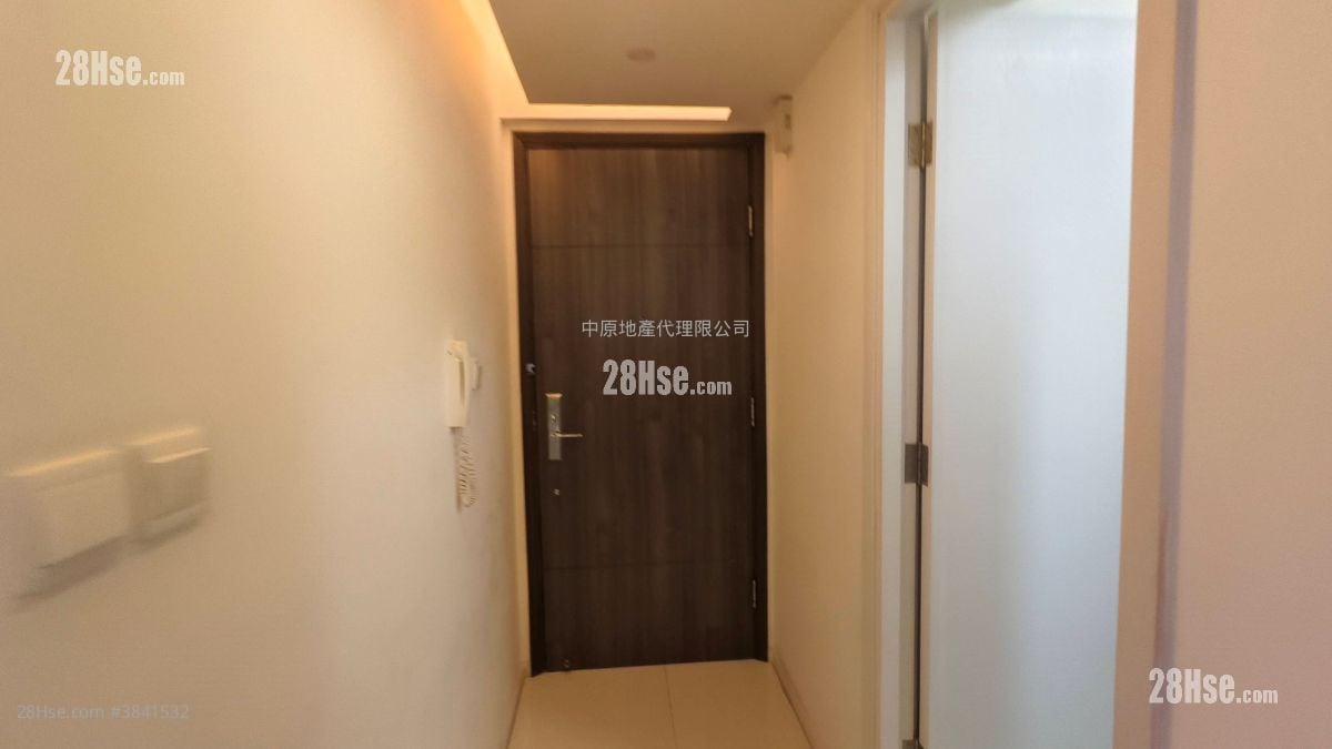living room: City Point Sell 4 Bedrooms , 2 Bathrooms 854 ft²