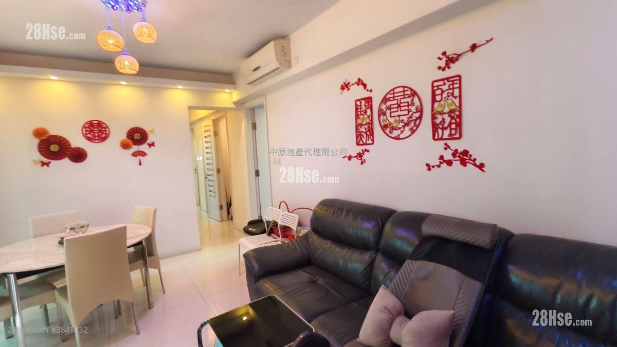living room: City Point Sell 4 Bedrooms , 2 Bathrooms 854 ft²