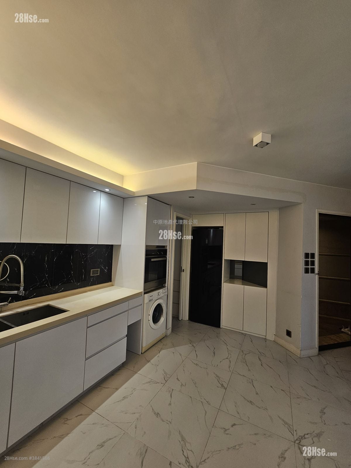 Royal Ascot Rental 2 Bedrooms , 1 Bathroom 594 ft²