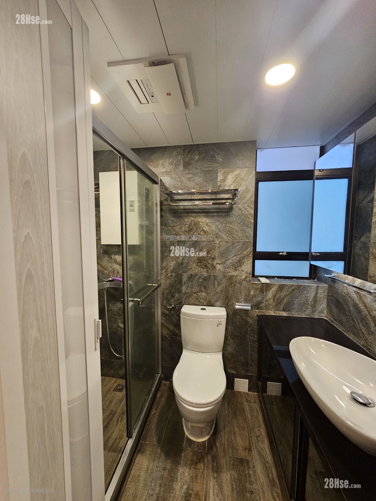 Royal Ascot Rental 2 Bedrooms , 1 Bathroom 594 ft²