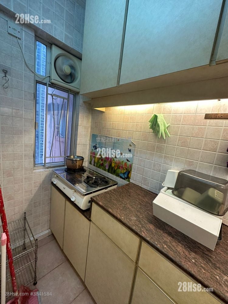 Woodview Court Sell 2 Bedrooms , 1 Bathroom 555 ft²