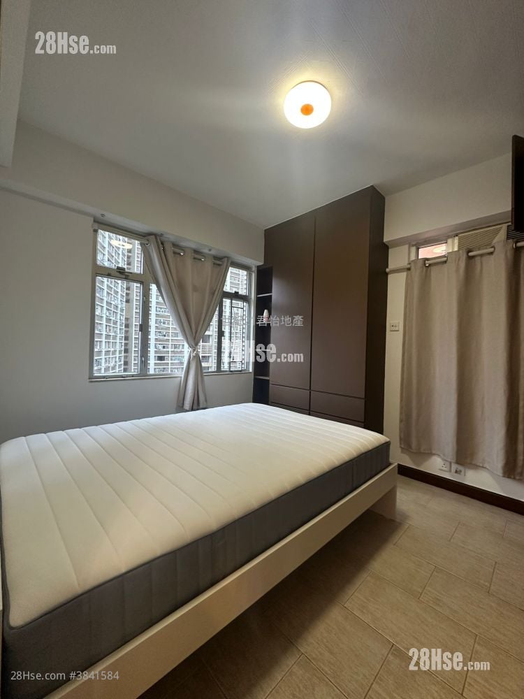 Woodview Court Sell 2 Bedrooms , 1 Bathroom 555 ft²