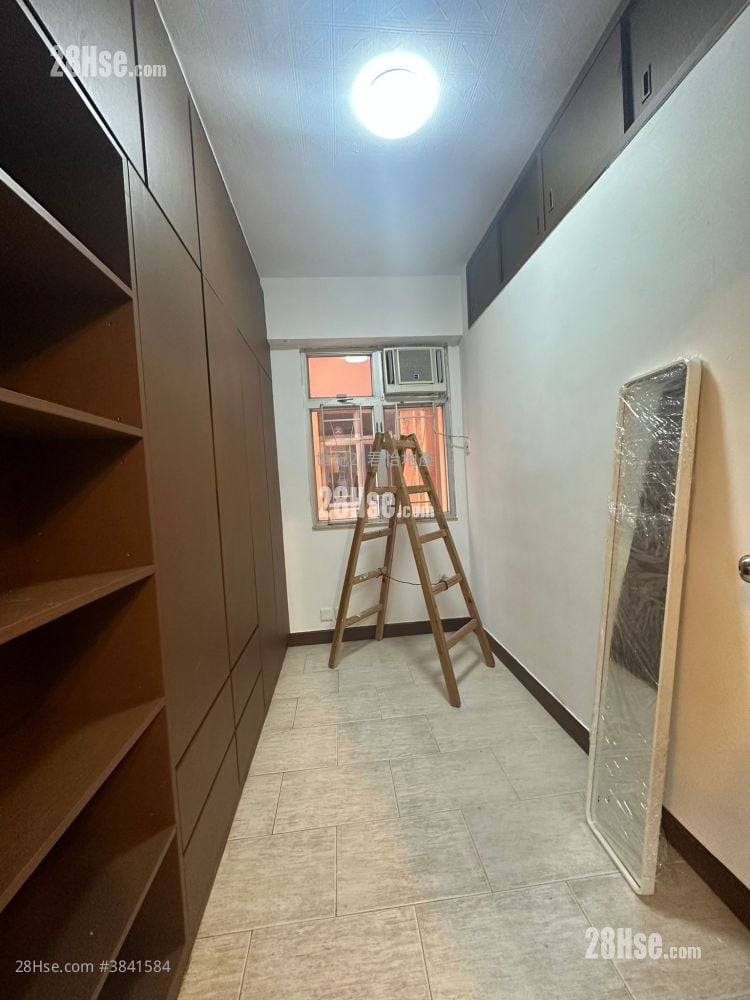 Woodview Court Sell 2 Bedrooms , 1 Bathroom 555 ft²