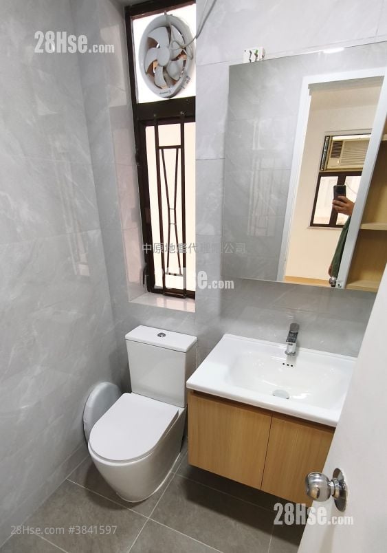 bathroom: Tsuen Wan Centre Sell 1 Bedroom , 1 Bathroom 324 ft²