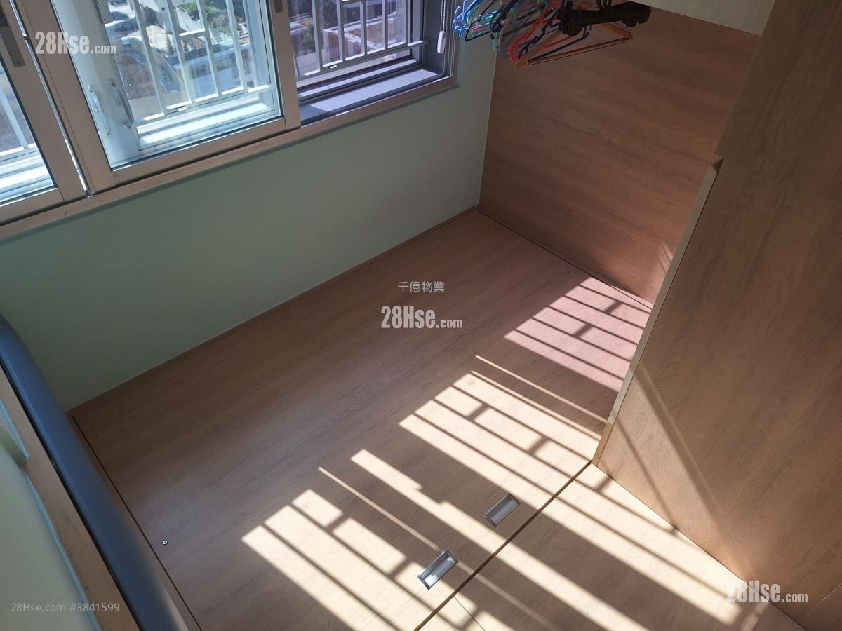Hoi Tak Court Sell 3 Bedrooms 393 ft²