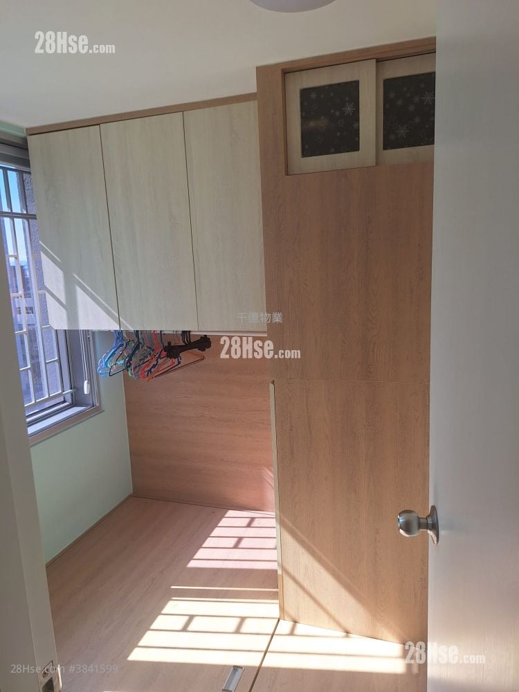 Hoi Tak Court Sell 3 Bedrooms 393 ft²