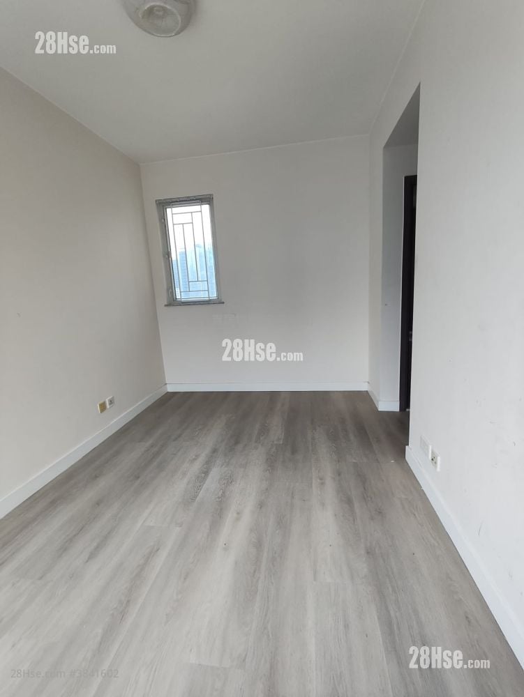 The Sparkle Sell 3 Bedrooms , 2 Bathrooms 720 ft²