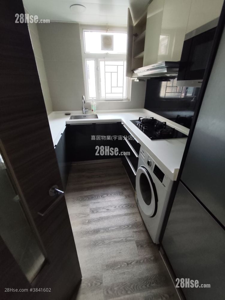 The Sparkle Sell 3 Bedrooms , 2 Bathrooms 720 ft²