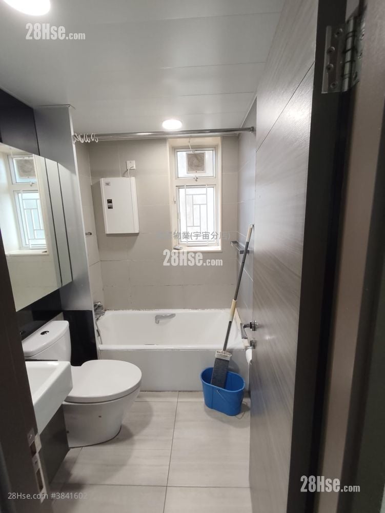 The Sparkle Sell 3 Bedrooms , 2 Bathrooms 720 ft²