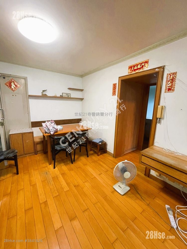 Kam Fung Court Sell 3 Bedrooms , 1 Bathroom 596 ft²