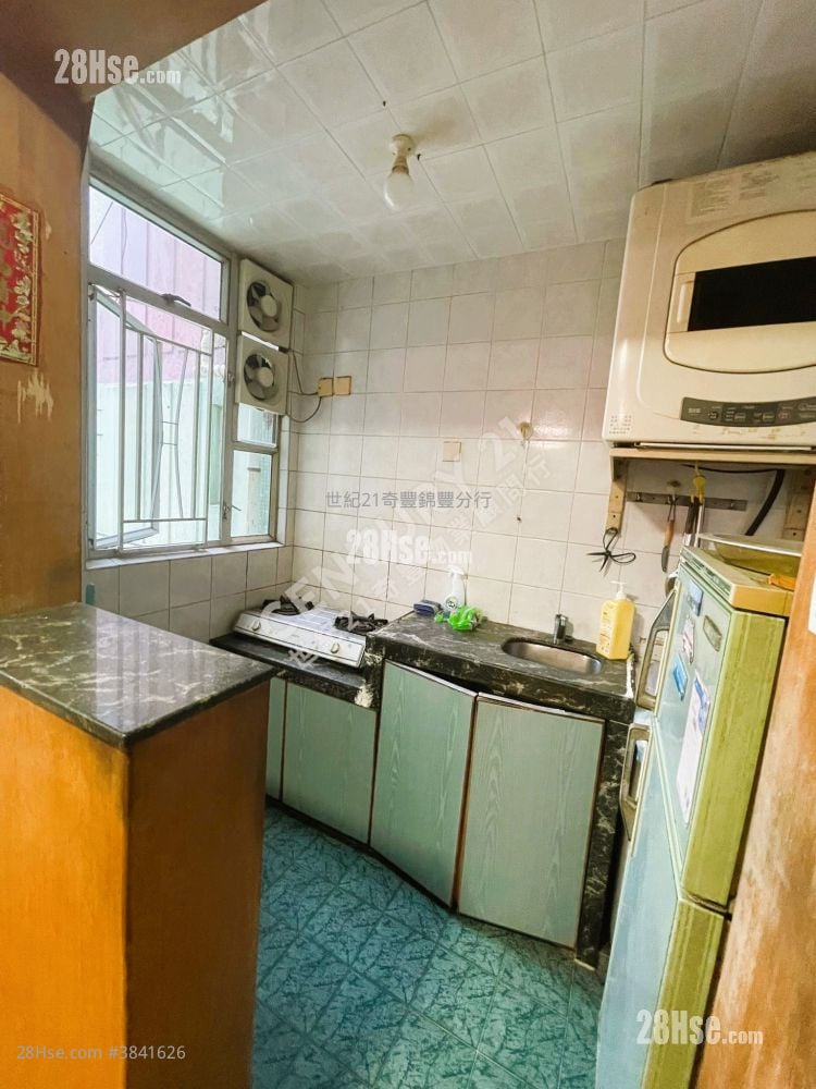 Kam Fung Court Sell 3 Bedrooms , 1 Bathroom 596 ft²