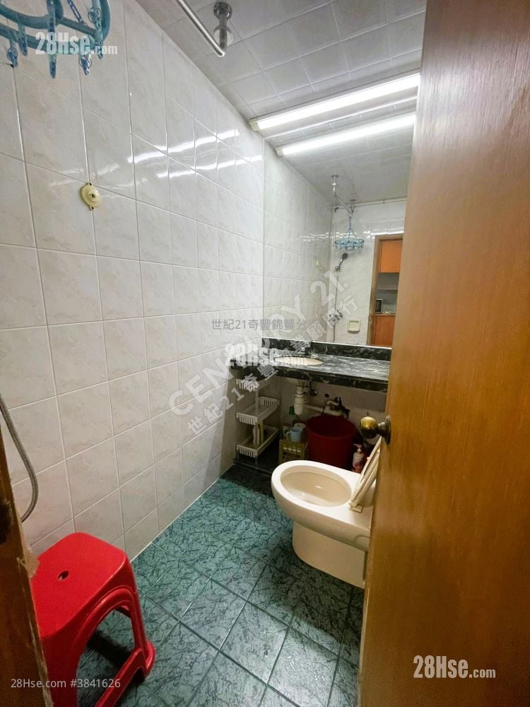 Kam Fung Court Sell 3 Bedrooms , 1 Bathroom 596 ft²