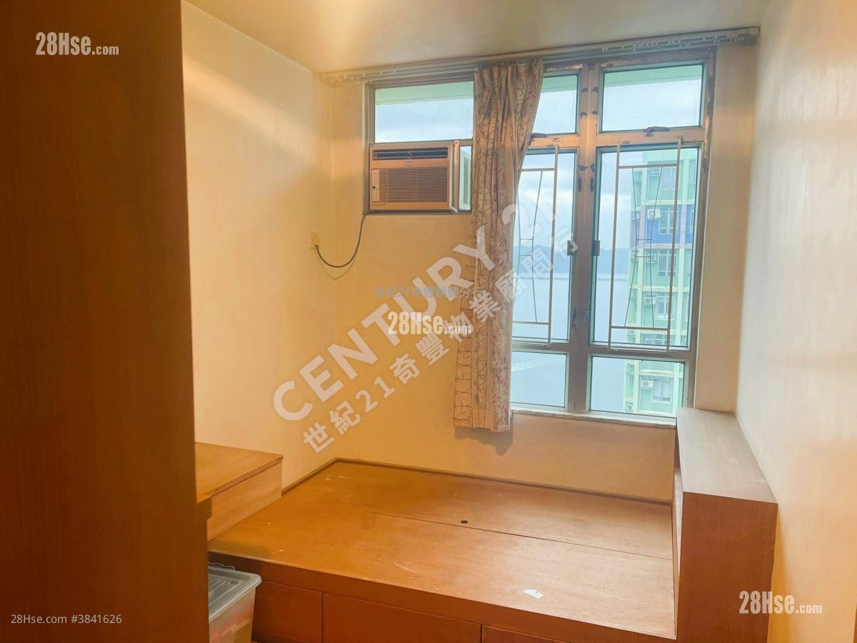 Kam Fung Court Sell 3 Bedrooms , 1 Bathroom 596 ft²