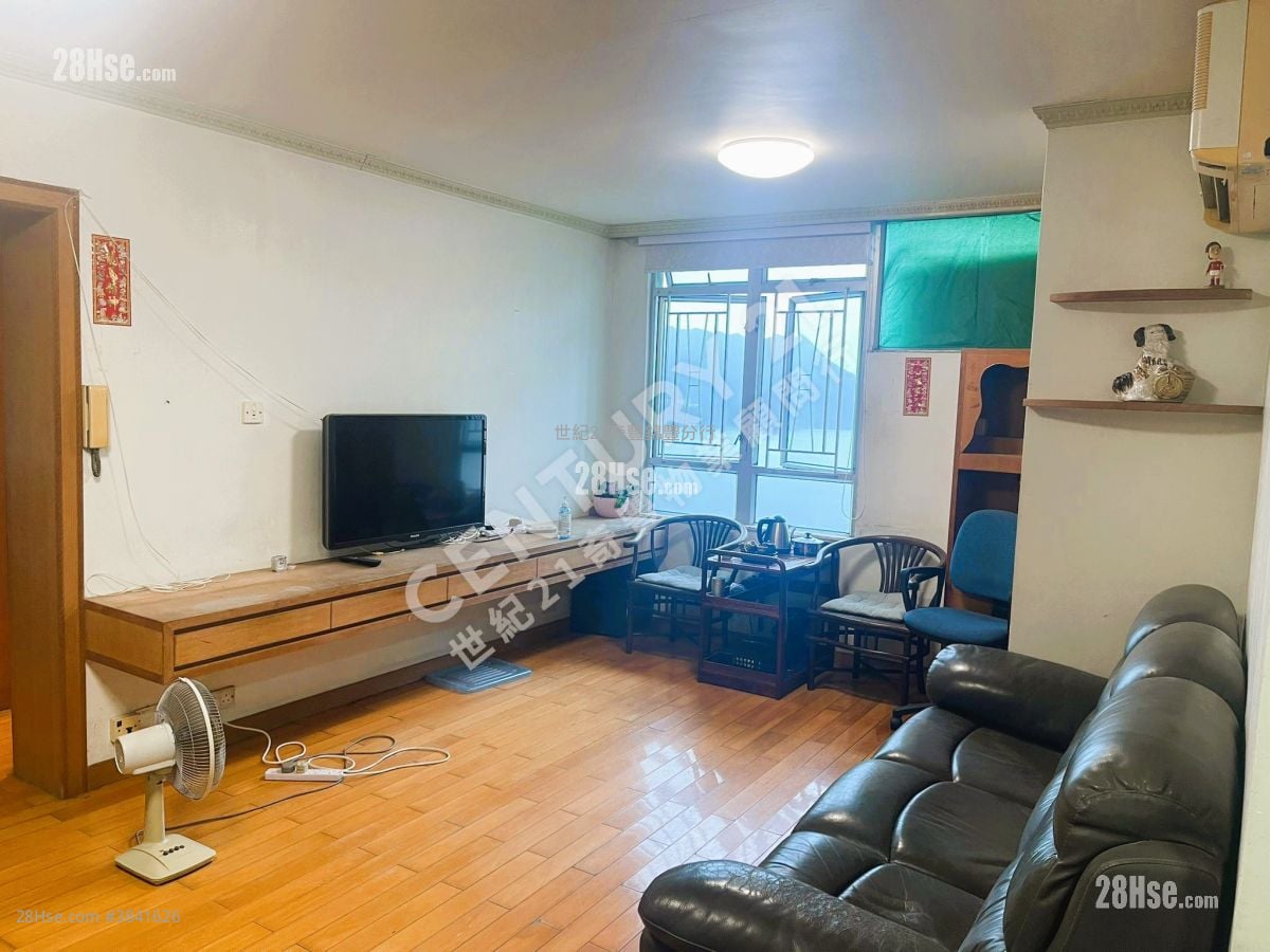 Kam Fung Court Sell 3 Bedrooms , 1 Bathroom 596 ft²