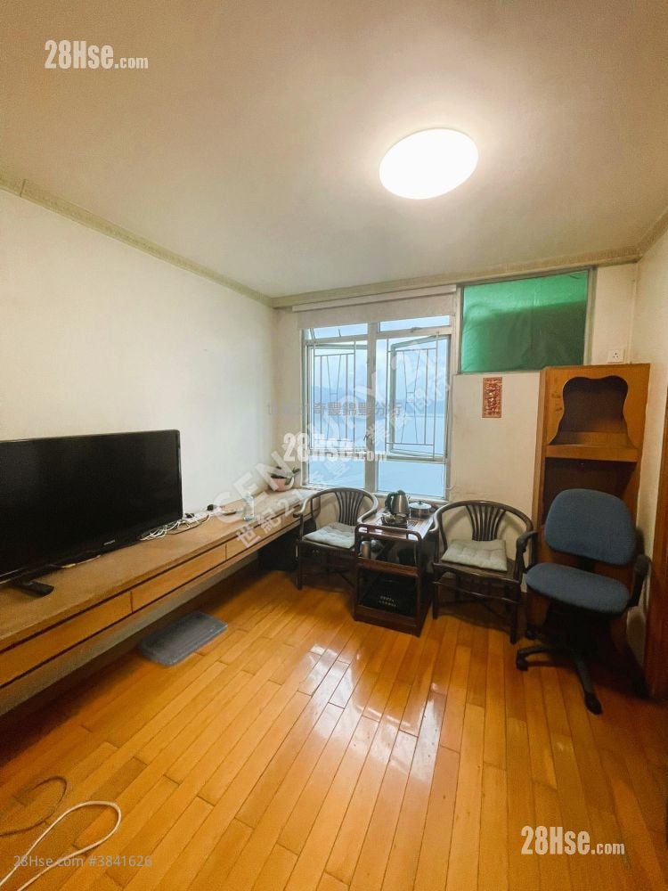 Kam Fung Court Sell 3 Bedrooms , 1 Bathroom 596 ft²