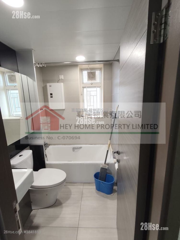 The Sparkle Sell 3 Bedrooms , 2 Bathrooms 720 ft²