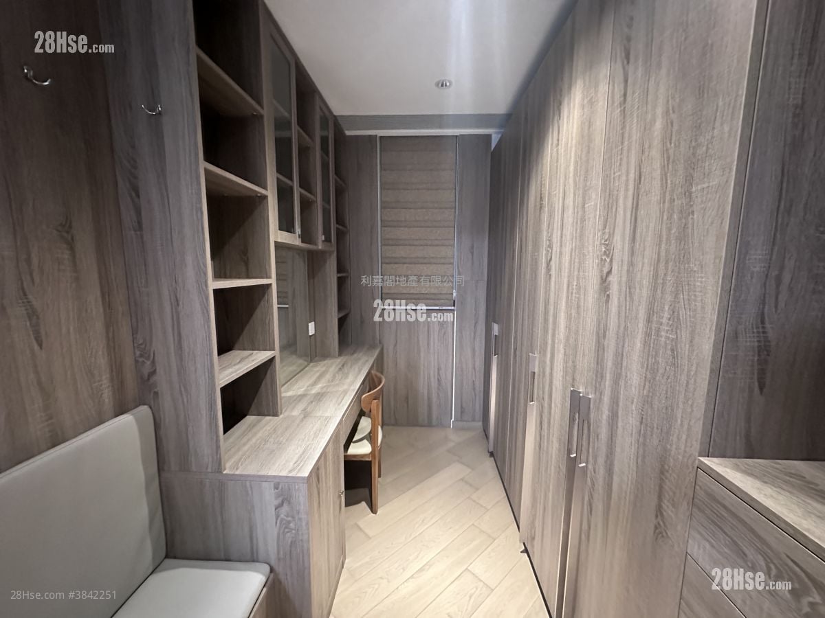 Cristallo Sell 3 Bedrooms 1,310 ft²