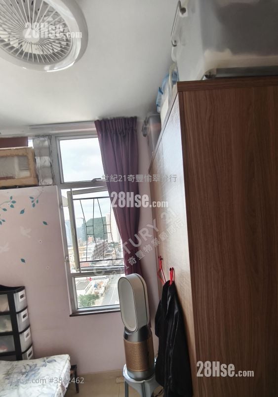 Yu Chui Court Sell 3 Bedrooms , 2 Bathrooms 650 ft²