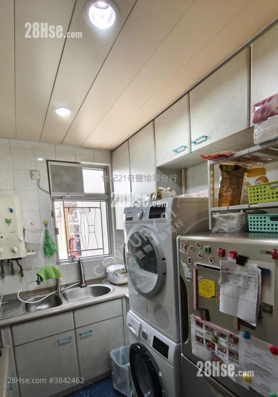 Yu Chui Court Sell 3 Bedrooms , 2 Bathrooms 650 ft²