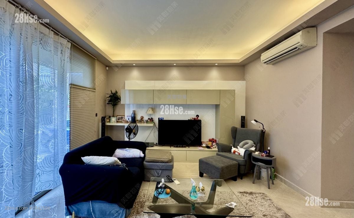 living room: Green Crest Sell 3 Bathrooms 1,090 ft²