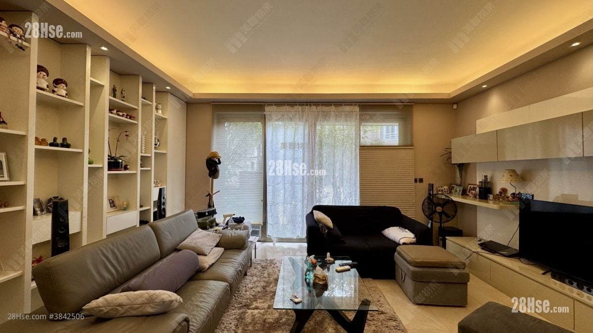 living room: Green Crest Sell 3 Bathrooms 1,090 ft²