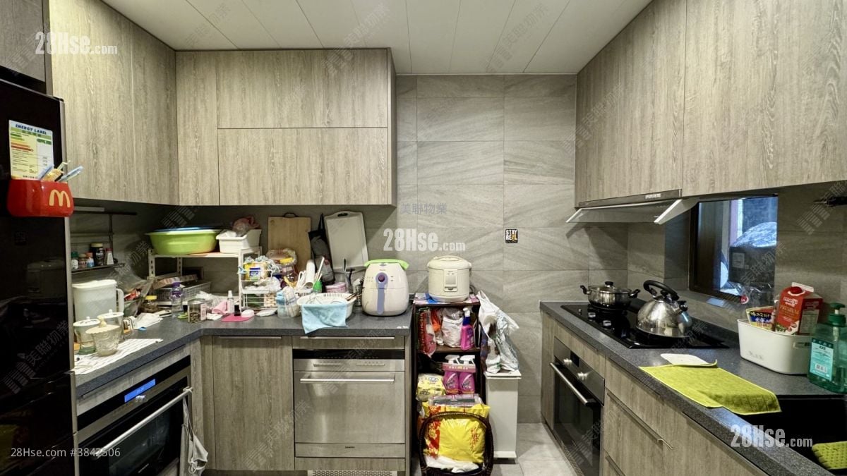 kitchen: Green Crest Sell 3 Bathrooms 1,090 ft²