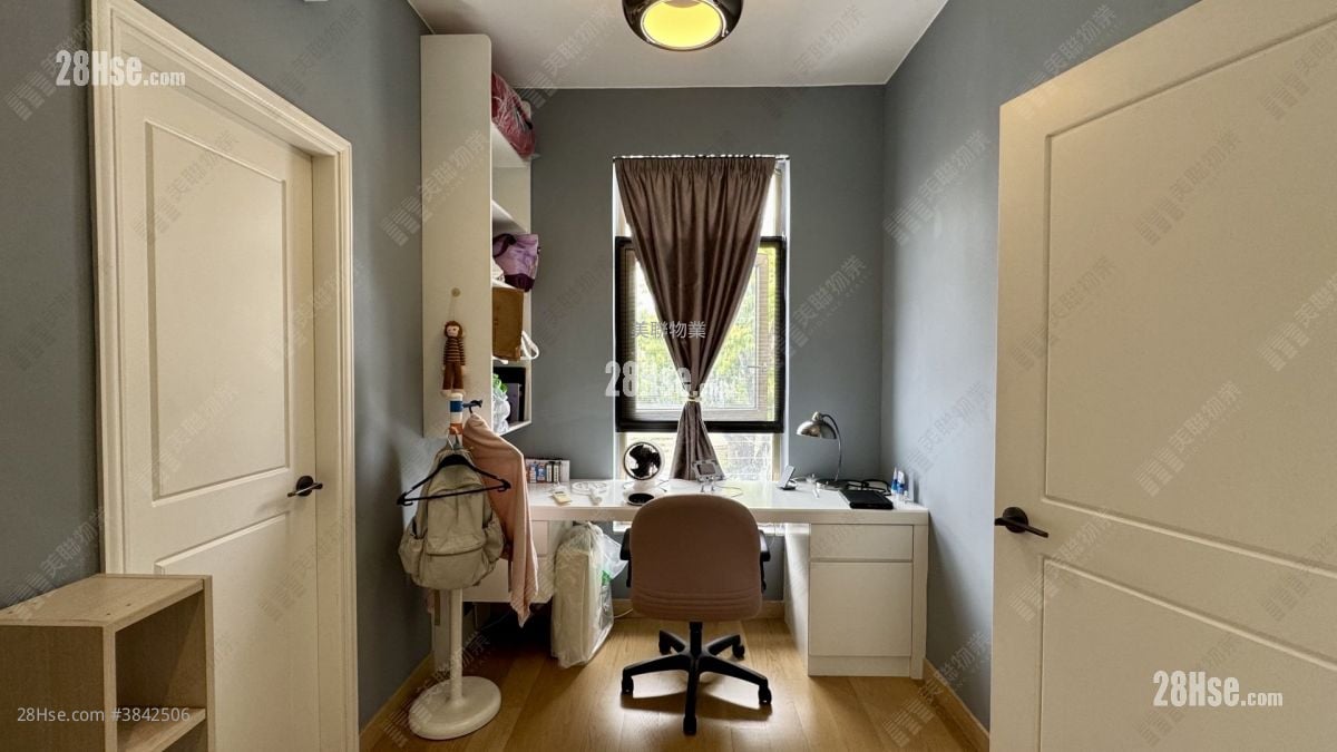 bedroom 2: Green Crest Sell 3 Bathrooms 1,090 ft²