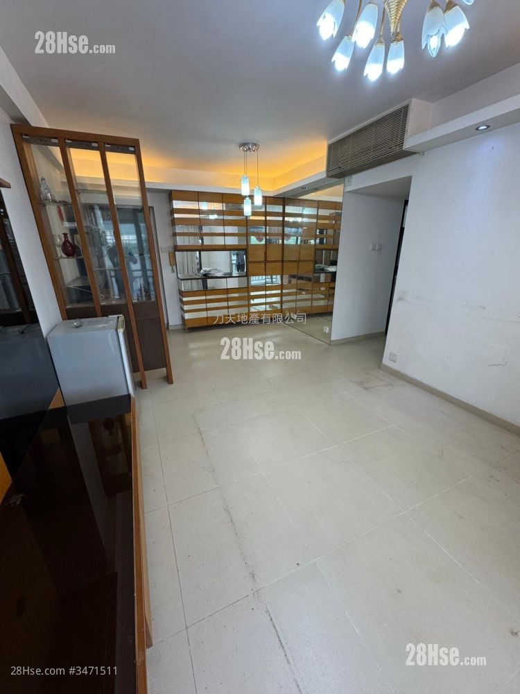 living room: Belair Gardens Sell 3 Bedrooms , 1 Bathroom 670 ft²