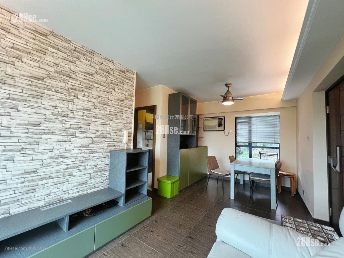 living room: Hanley Villa Sell 3 Bedrooms , 2 Bathrooms 593 ft²